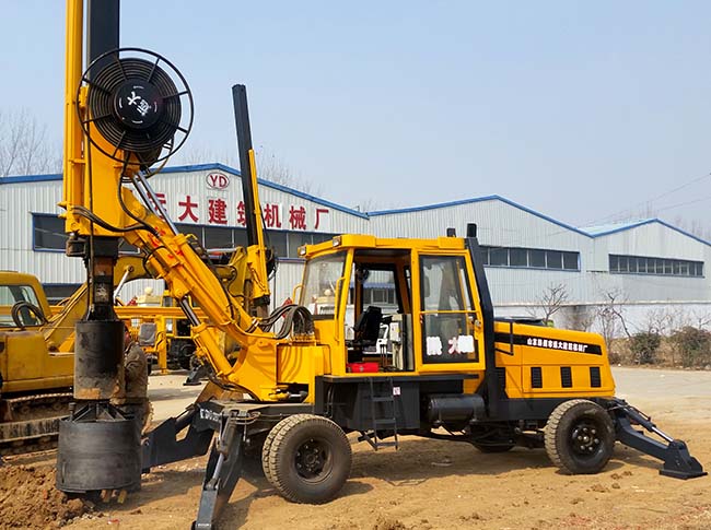 小型輪式旋挖機，適合於房屋建築、道路橋梁施工和建築工地使用。